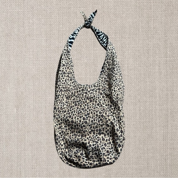 Hand-Crafted Reversible Hobo Bag with Button Closure - Picture 4 of 4